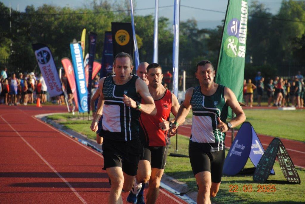 Marsel Roos and Juandre Swanepoel in sprint to finish line