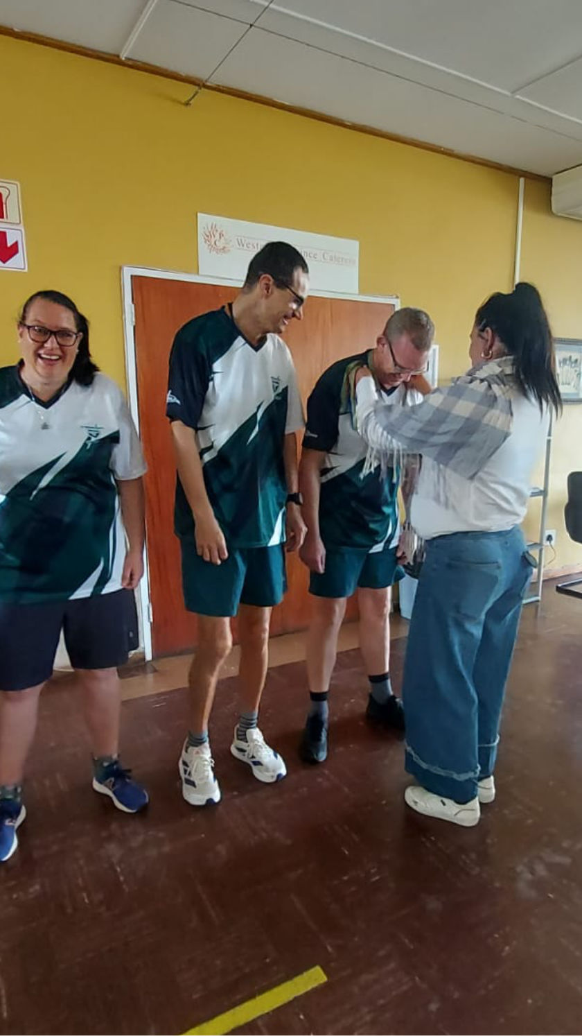 Stephnie McKay oorhandig Danie Botes se medalje